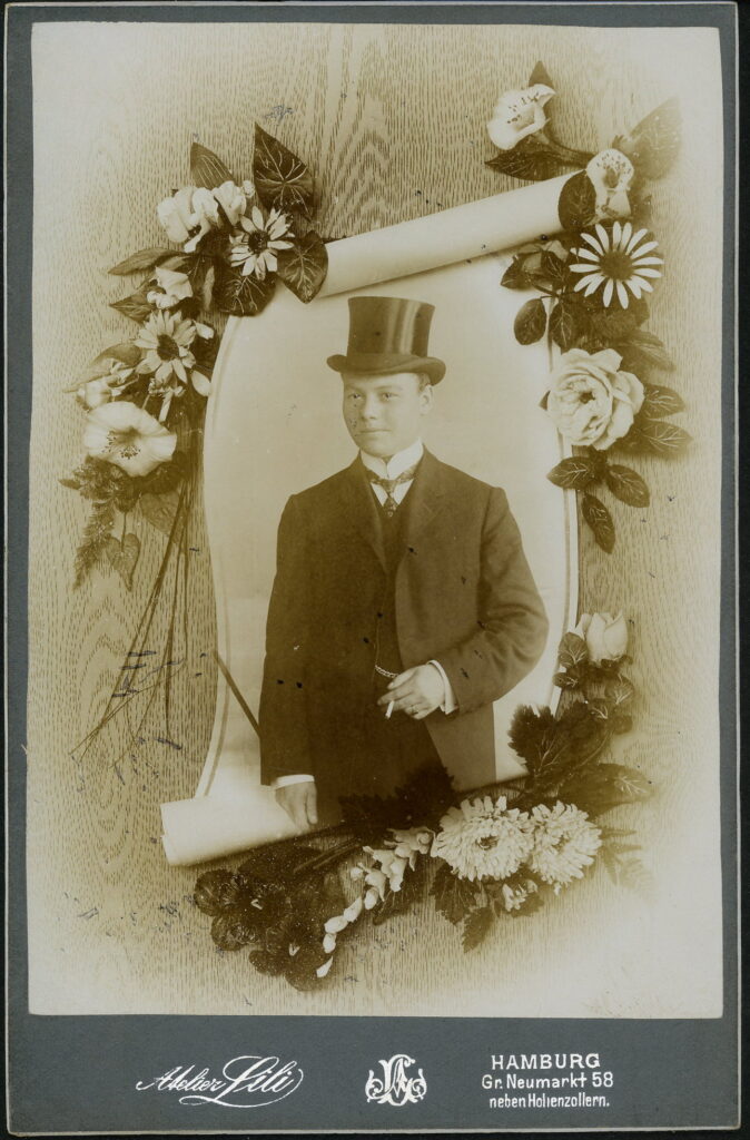 A monochrome photographic portrait from between 1865 and the 1920s taken in Atelier Lili, Gr. Neumarkt 48, Hamburg