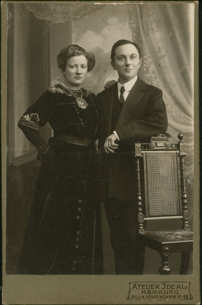 A monochrome photographic portrait from between 1865 and the 1920s taken in Atelier Ideal, Billhorner Röhrendamm 91 - 93, Hamburg