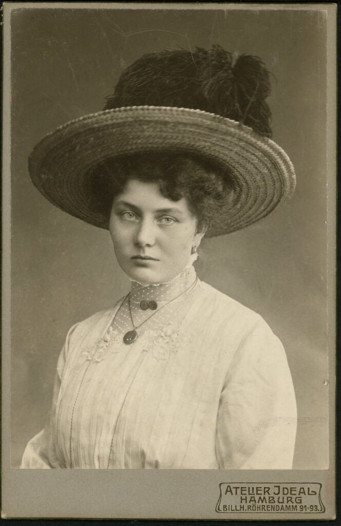 A monochrome photographic portrait from between 1865 and the 1920s taken in Atelier Ideal, Billhorner Röhrendamm 91 - 93, Hamburg