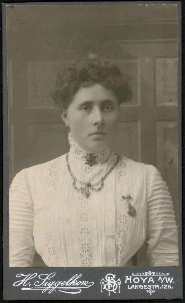 A monochrome photographic portrait from between 1865 and the 1920s taken by H. Siggelkow, Langestraße 125, Hoya