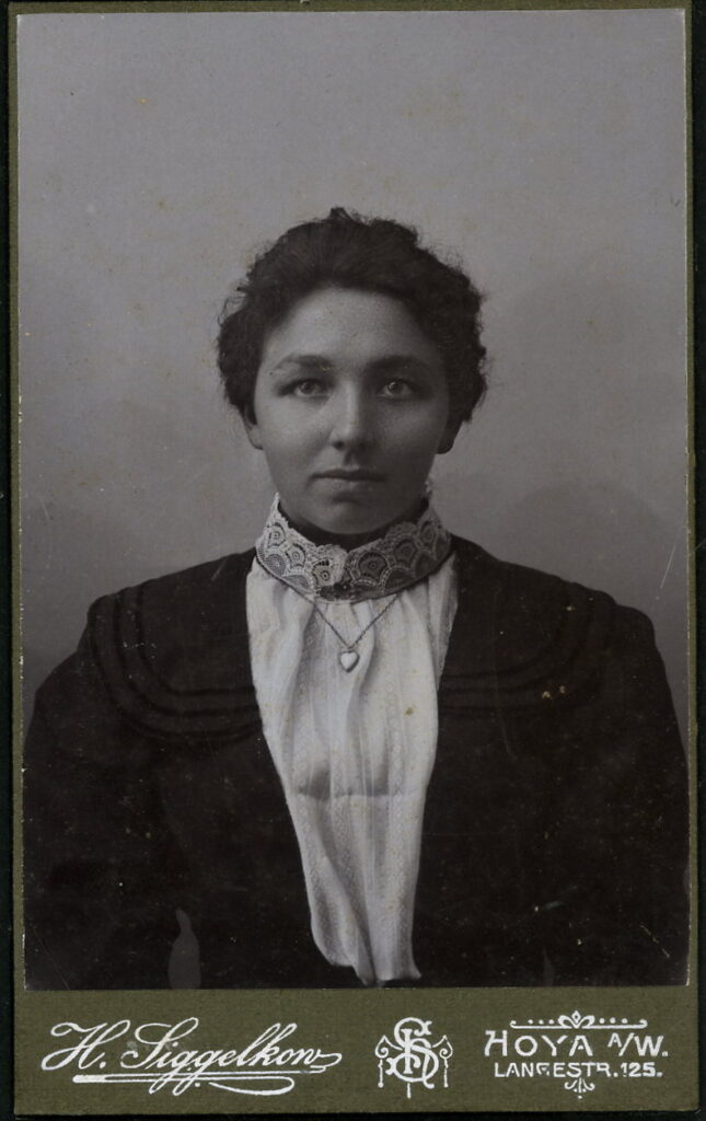 A monochrome photographic portrait from between 1865 and the 1920s taken by H. Siggelkow, Langestraße 125, Hoya