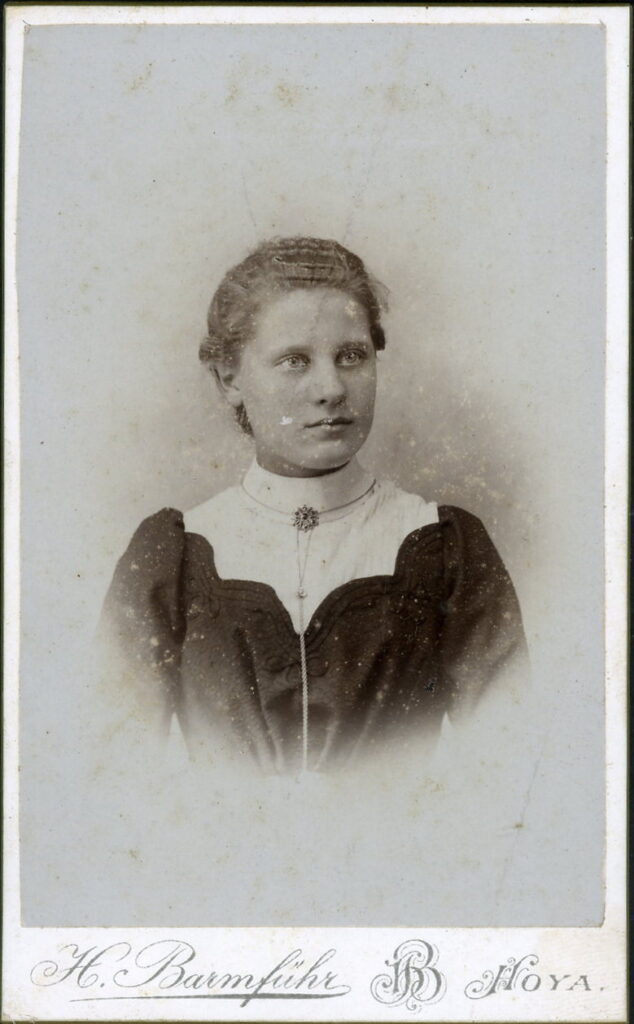 A monochrome photographic portrait from between 1865 and the 1920s taken by H. Barmführ, Hoya