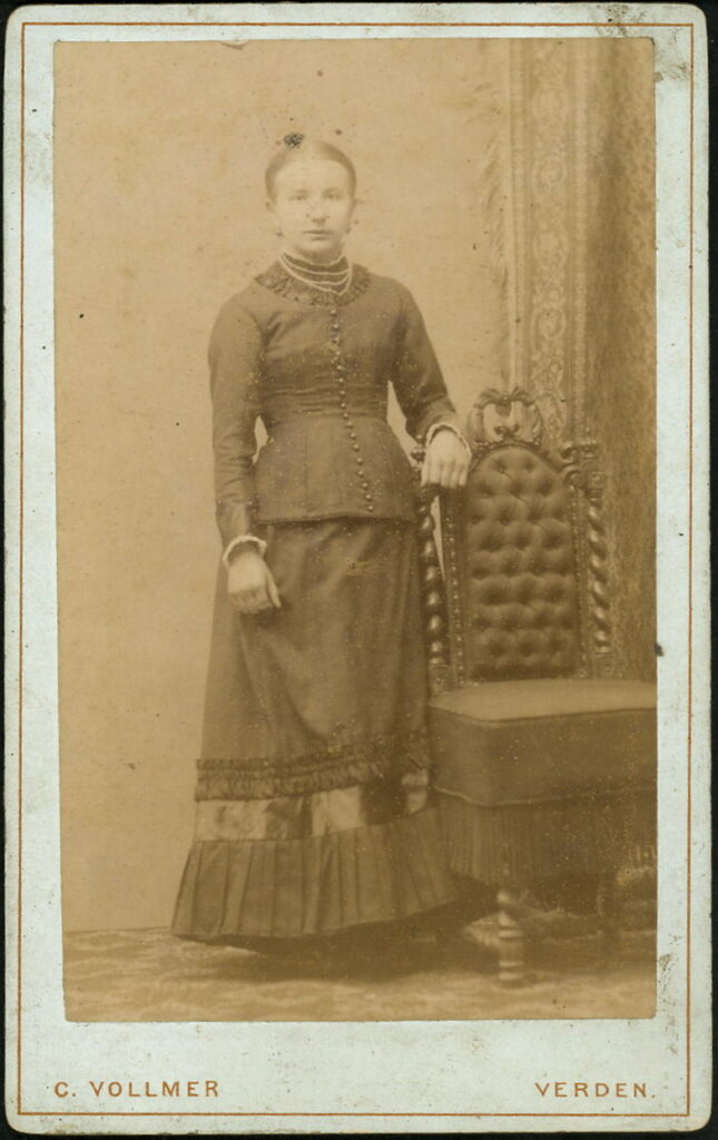 A monochrome photographic portrait from between 1865 and the 1920s taken by Carl Vollmer, Hinterstraße 45, Verden, formerly Wohlfarth