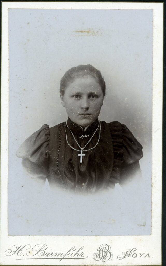 A monochrome photographic portrait from between 1865 and the 1920s taken by H. Barmführ, Hoya