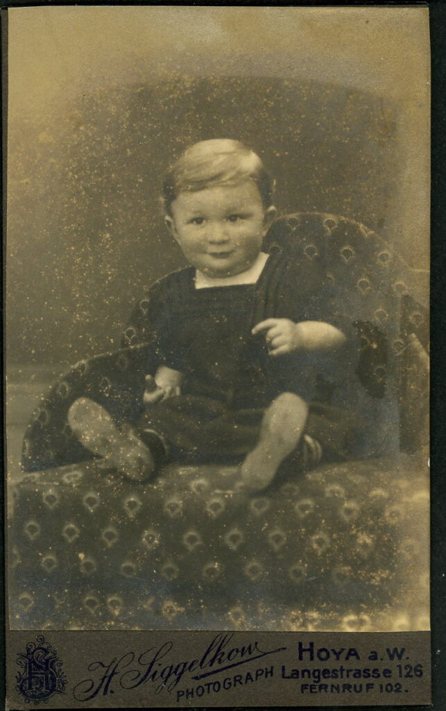 A monochrome photographic portrait from between 1865 and the 1920s taken by H. Siggelkow, Langestraße 126, Hoya