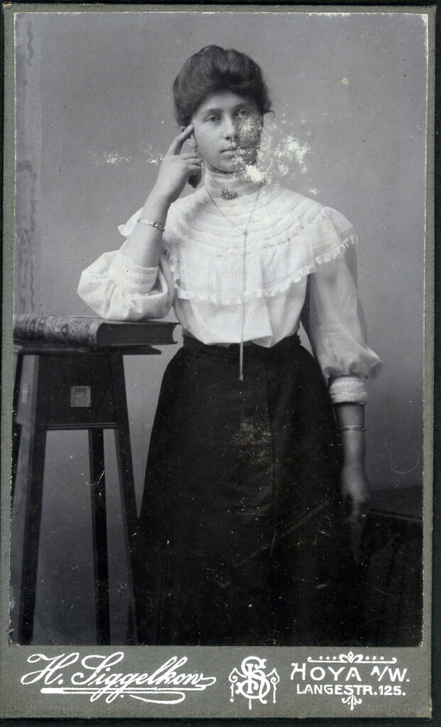 A monochrome photographic portrait from between 1865 and the 1920s taken by H. Siggelkow, Langestraße 125, Hoya