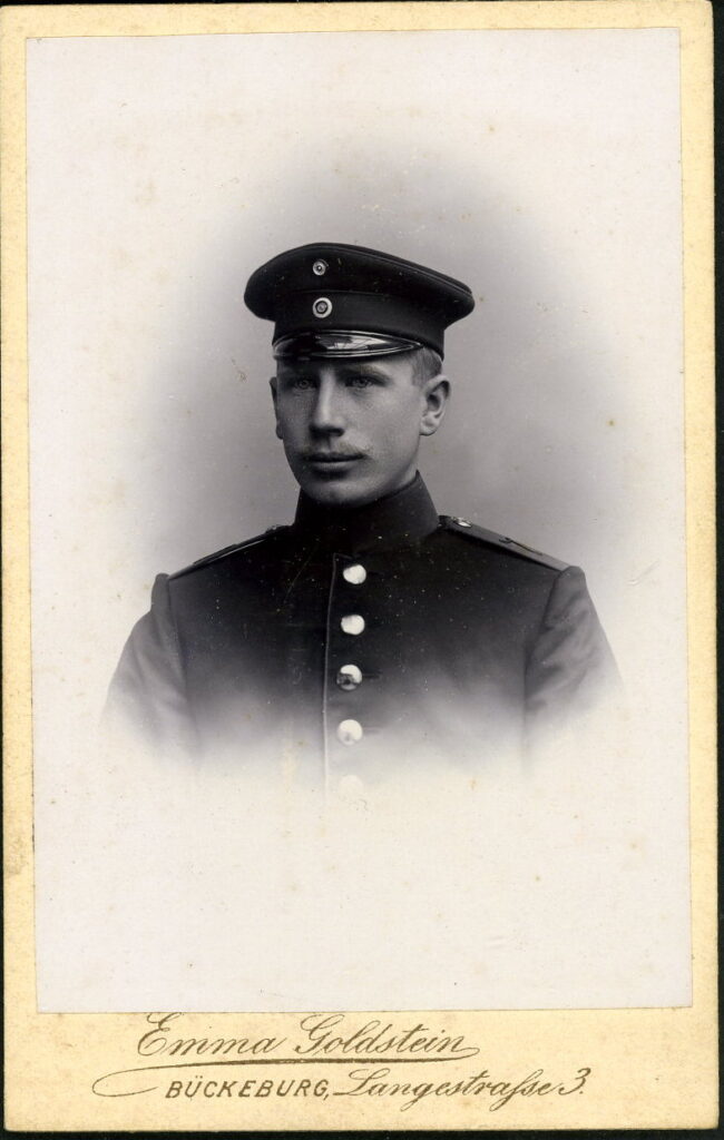 A monochrome photographic portrait from between 1865 and the 1920s taken by Emma Goldstein, Langestraße 3, Bückeburg