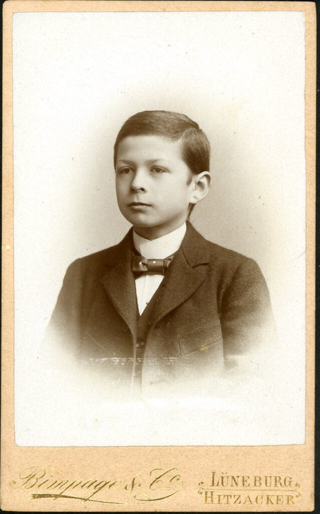 A monochrome photographic portrait from between 1865 and the 1920s taken in Atelier Bimpage, Am Meere, Lüneburg