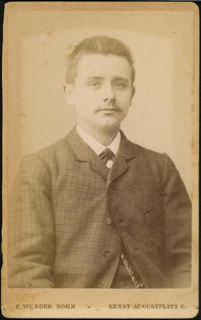 A monochrome photographic portrait from between 1865 and the 1920s taken by F. Wunder Sohn, Ernst-Augustplatz 6, Hannover, and dated 1889