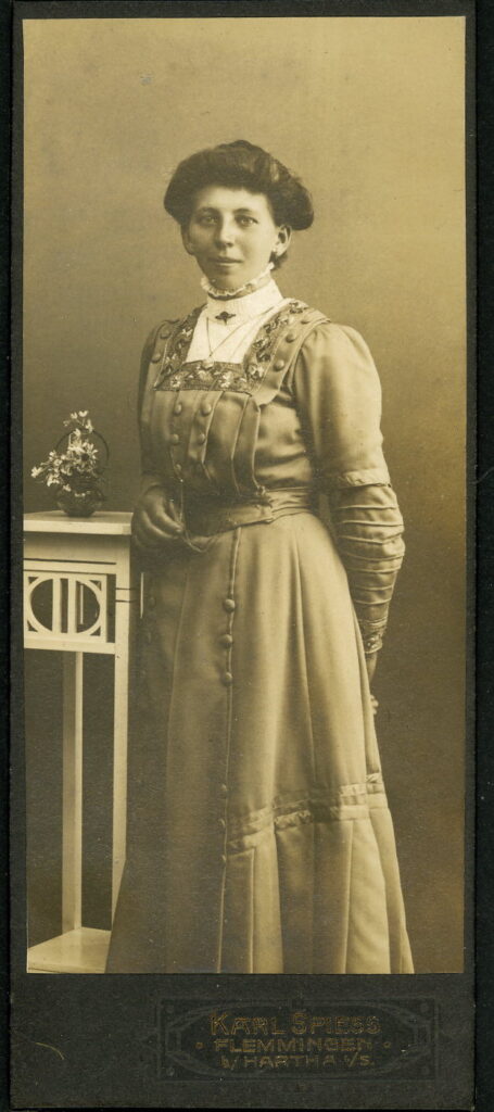 A monochrome photographic portrait from between 1865 and the 1920s taken by Karl Spiess, Flemmingen b. Hartha a. S.