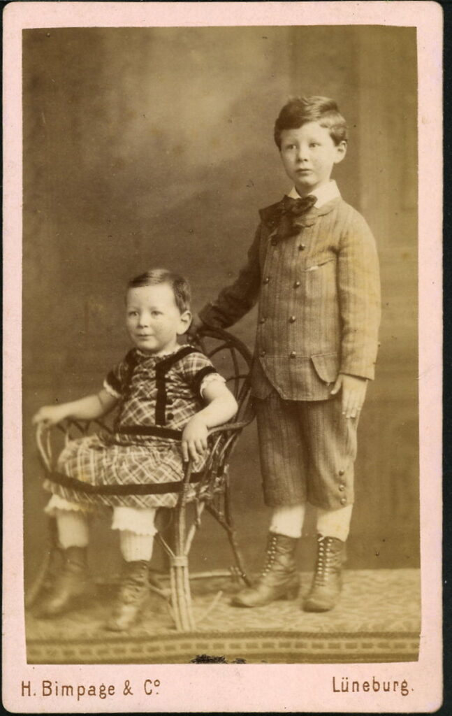 A monochrome photographic portrait from between 1865 and the 1920s taken in Atelier Bimpage, Am Meere, Lüneburg