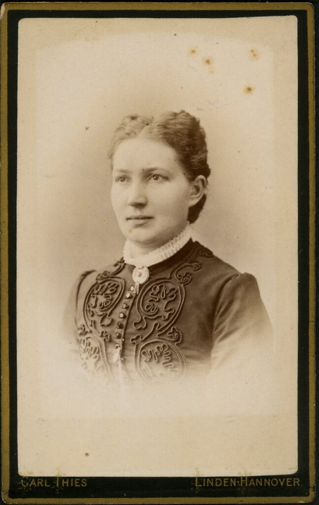 A monochrome photographic portrait from between 1865 and the 1920s taken by Carl Thies, Deisterstraße 1, Linden-Hannover