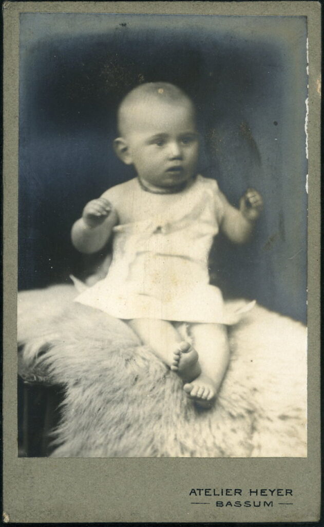 A monochrome photographic portrait from between 1865 and the 1920s taken in Atelier Heyer, Bassum