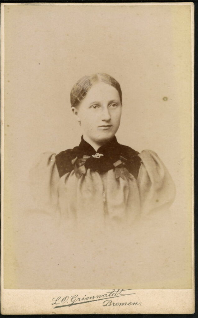 A monochrome photographic portrait from between 1865 and the 1920s taken by L. O. Grienwaldt, Wall 86, Bremen, dated 1895