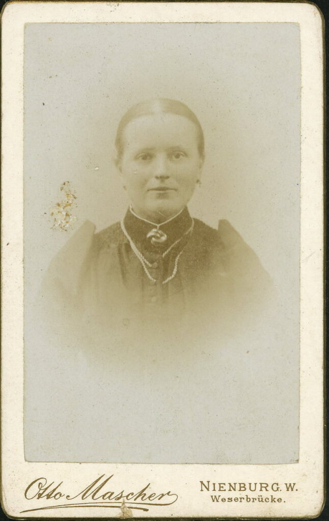 A monochrome photographic portrait from between 1865 and the 1920s taken by Otto Mascher, Weserbrücke, Nienburg a. W.