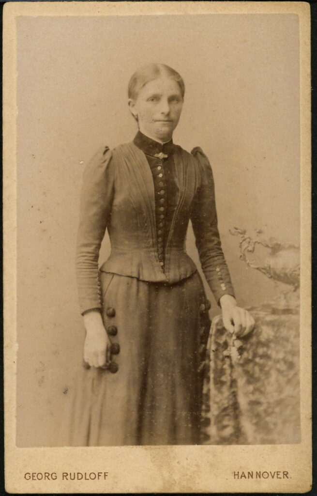 A monochrome photographic portrait from between 1865 and the 1920s taken by Georg Rudloff, Mehlstraße 5, Hannover