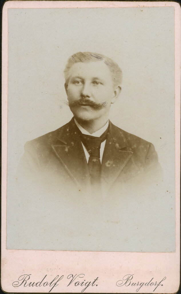 A monochrome photographic portrait from between 1865 and the 1920s taken by Rudolf Voigt, Bahnhofstraße 21, Burgdorf