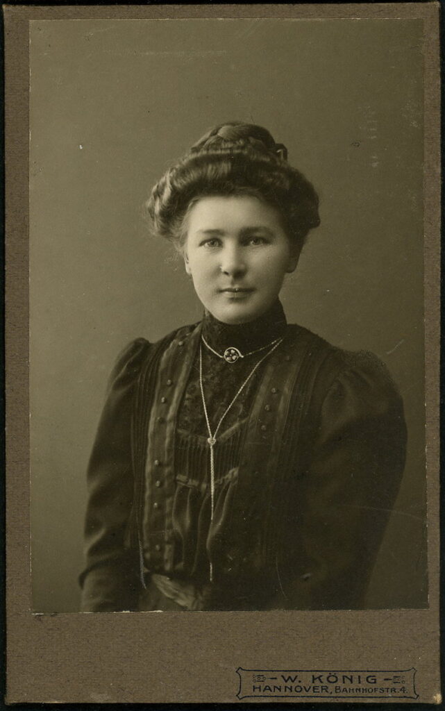 A monochrome photographic portrait from between 1865 and the 1920s taken by W. König, Bahnhofstraße 4, Hannover