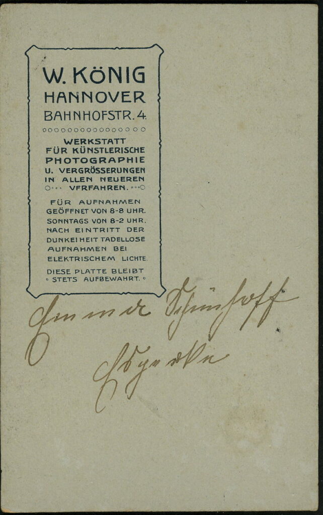 Reverse of a monochrome photographic portrait from between 1865 and the 1920s taken by W. König, Bahnhofstraße 4, Hannover
