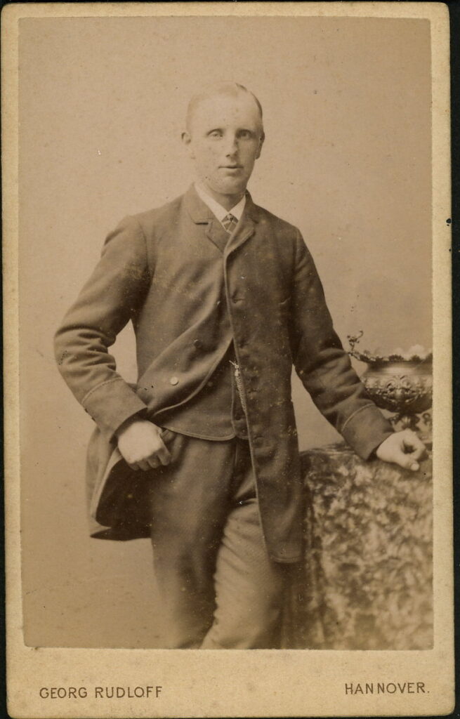 A monochrome photographic portrait from between 1865 and the 1920s taken by Georg Rudloff, Mehlstraße 5, Hannover