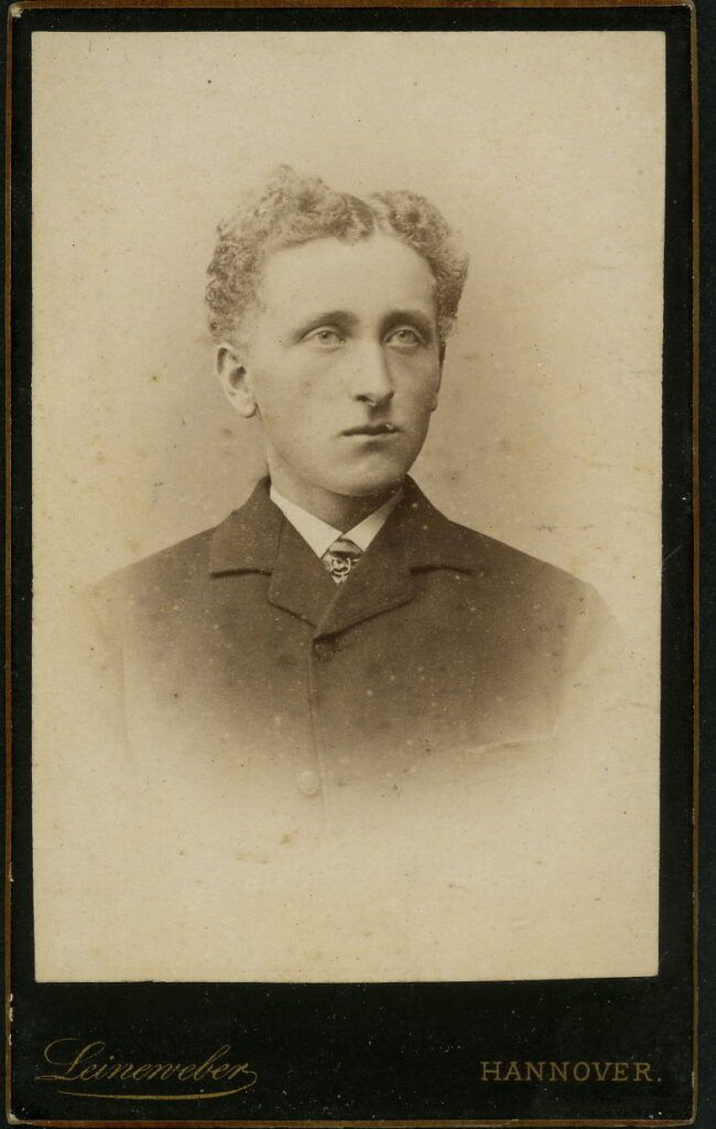 A monochrome photographic portrait from between 1865 and the 1920s taken by G. W. Leineweber, Georgstraße 11, Hannover