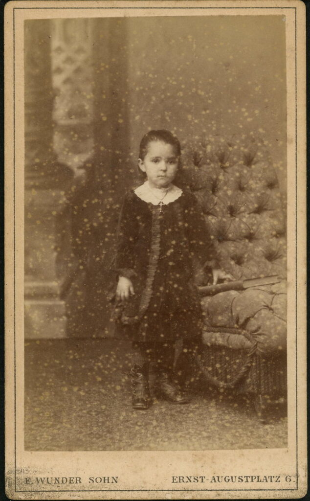 A monochrome photographic portrait from between 1865 and the 1920s taken by F. Wunder Sohn, Ernst-Augustplatz 6, Hannover, dated 1885 / 1886