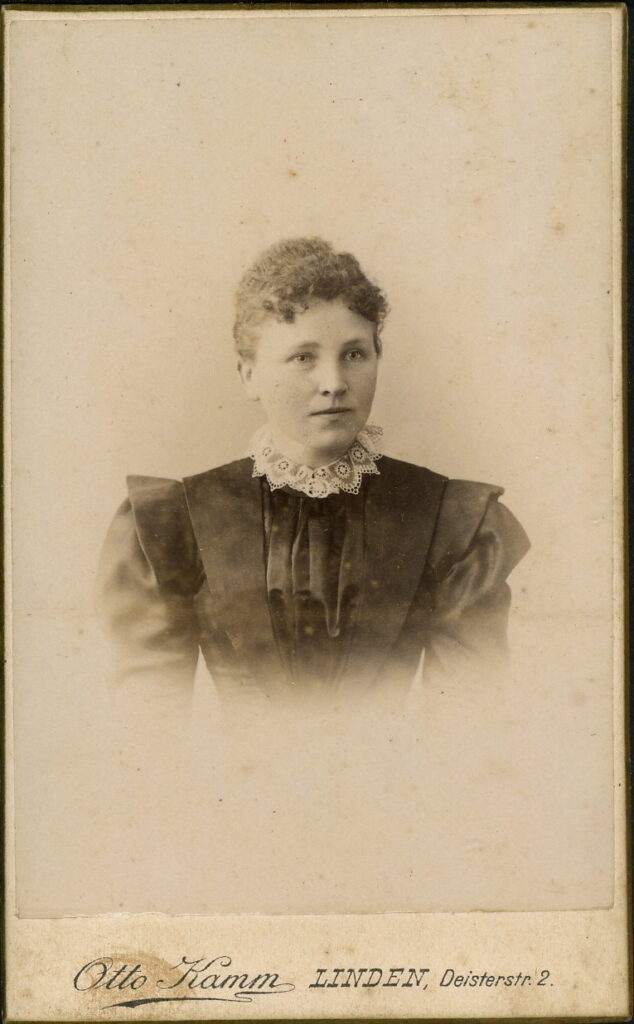 A monochrome photographic portrait from between 1865 and the 1920s taken by Otto Kamm, Deisterstraße 2, Linden