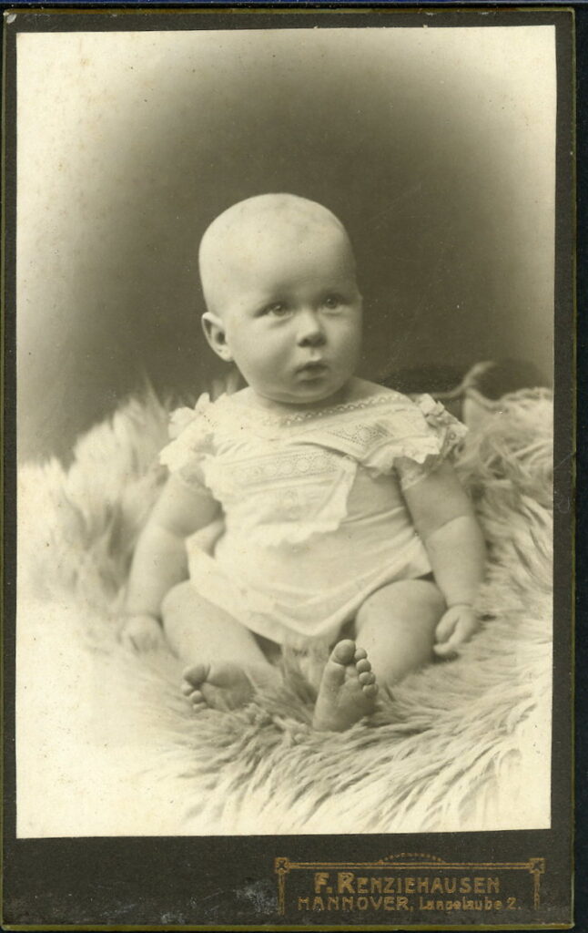 A monochrome photographic portrait from between 1865 and the 1920s taken by F. Renziehausen, Langelaube 2, Hannover
