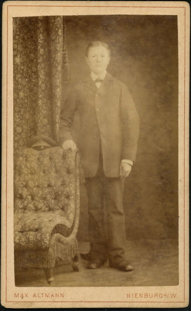 A monochrome photographic portrait from between 1865 and the 1920s taken by Max Altmann, Neue-Straße, Nienburg a. W.