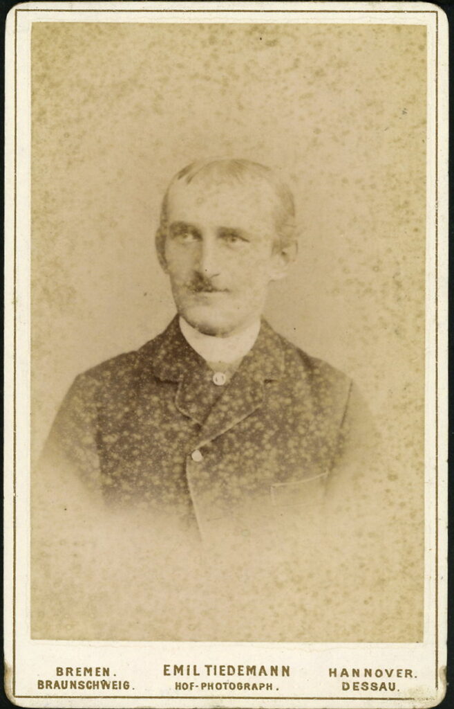A monochrome photographic portrait from between 1865 and the 1920s taken by Emil Tiedemann, Richtweg 12, Bremen, Ernst-August-Platz 6, Hannover, Bohlweg 66, Braunschweig, Leopoldstraße 4, Dessau, Brake a. W.