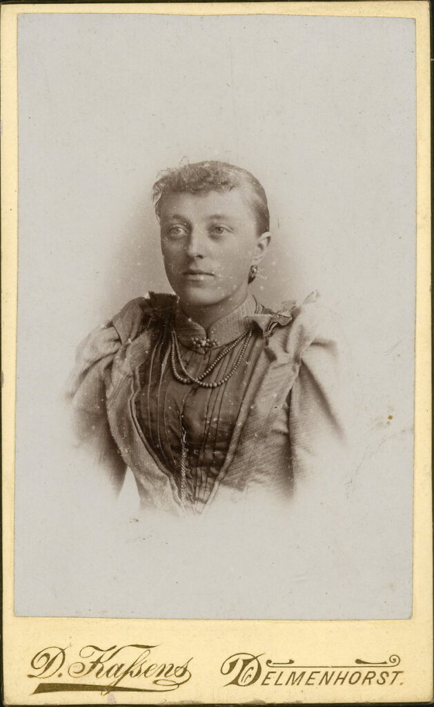 A monochrome photographic portrait from between 1865 and the 1920s taken by Diedr. Kassens, Langenstraße 54, Delmenhorst