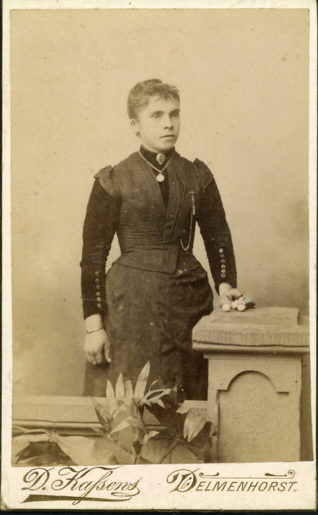 A monochrome photographic portrait from between 1865 and the 1920s taken by Diedr. Kassens, Delmenhorst