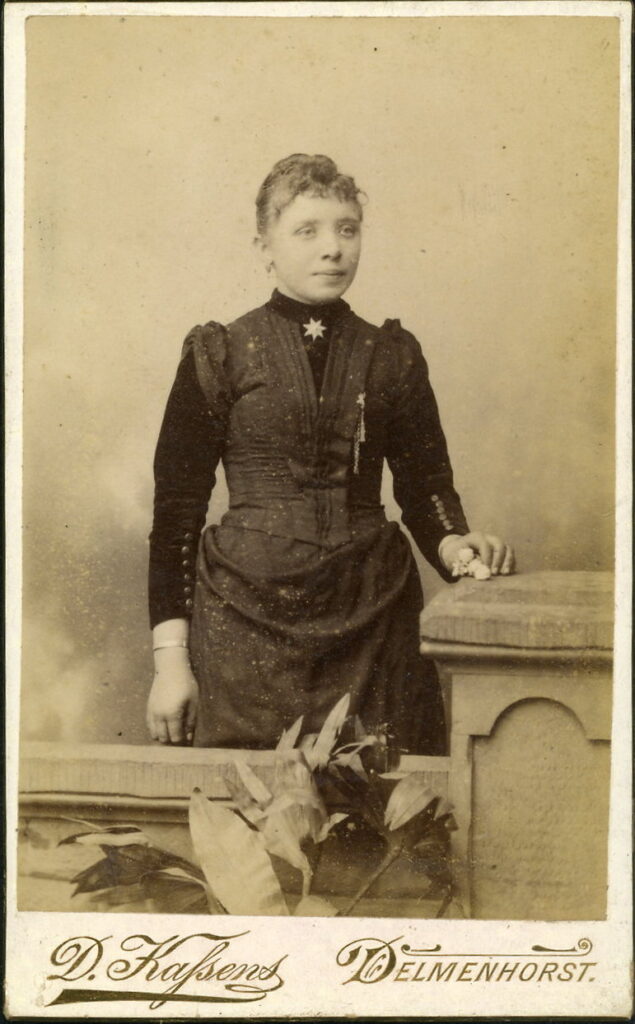 A monochrome photographic portrait from between 1865 and the 1920s taken by Diedr. Kassens, Delmenhorst