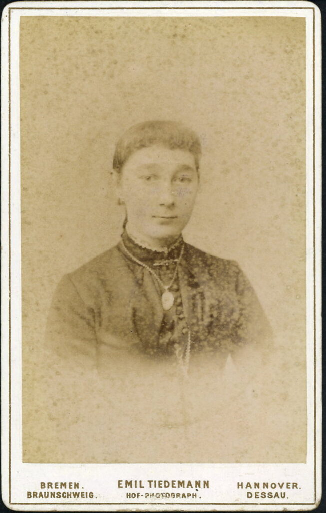 A monochrome photographic portrait from between 1865 and the 1920s taken by Emil Tiedemann, Richtweg 12, Bremen, Georgstraße 18, Hannover, Bohlweg 66, Braunschweig, Leopoldstraße 4, Dessau, Brake a. W.