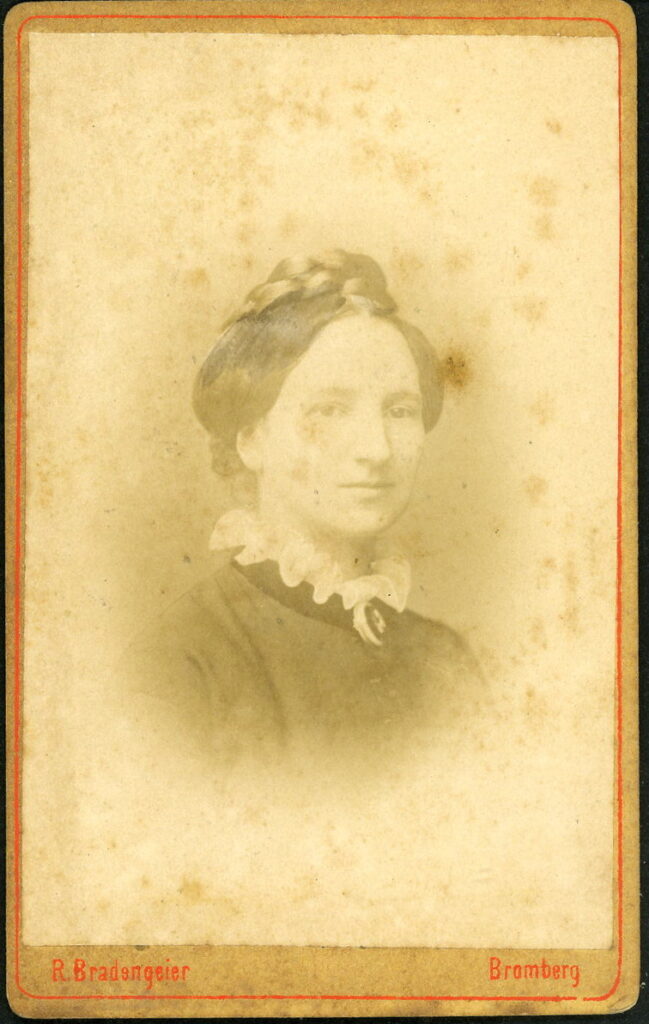 A monochrome photographic portrait from between 1865 and the 1920s taken by R. Bradengeier, Wilhelm-Straße 14, Bromberg
