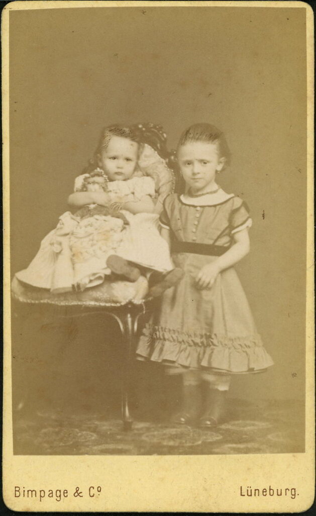A monochrome photographic portrait from between 1865 and the 1920s taken in Atelier Bimpage, Am Meere, Lüneburg