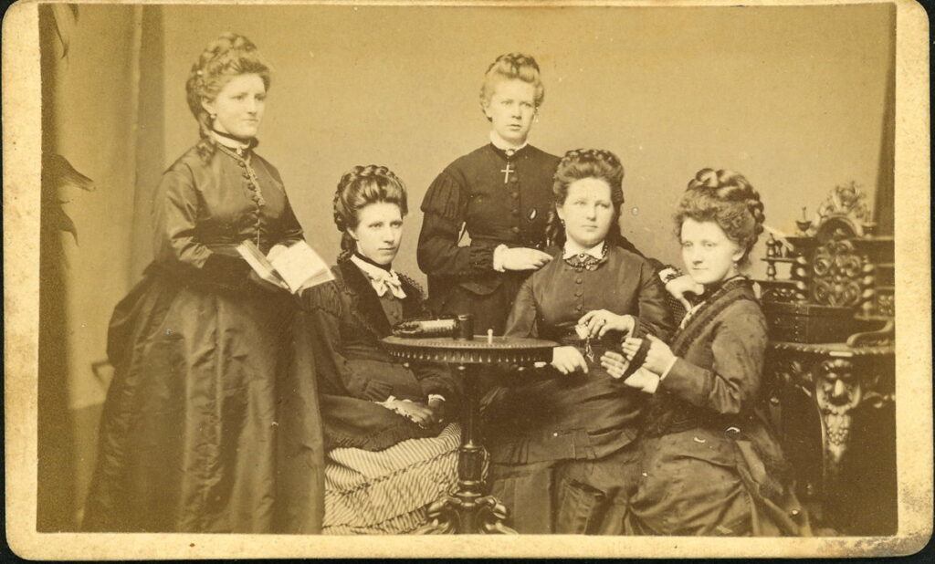 A monochrome photographic portrait from between 1865 and the 1920s taken by G. Lüders, Hinterm Brauhause, Celle