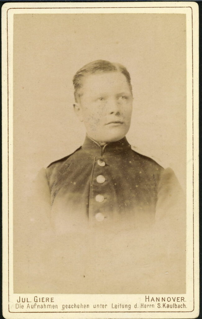 A monochrome photographic portrait from between 1865 and the 1920s taken in Atelier Julius Giere, S. Kaulbach, Sophienstraße 5, Hannover