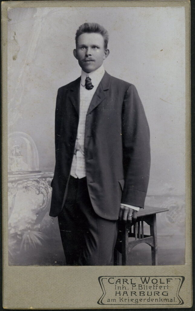 A monochrome photographic portrait from between 1865 and the 1920s taken by Carl Wolf, inh. P. Blieffert, am Kreigerdenkmal, Harburg