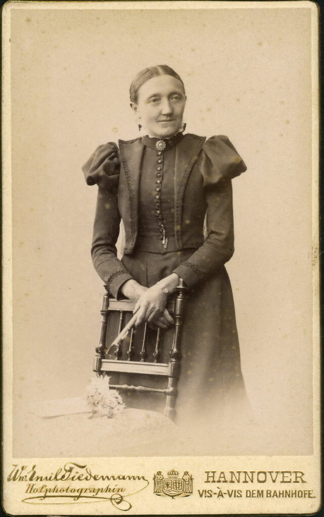 A monochrome photographic portrait from between 1865 and the 1920s taken by Emil Tiedemann (widow), Ernst-Augustplatz 5, Hannover