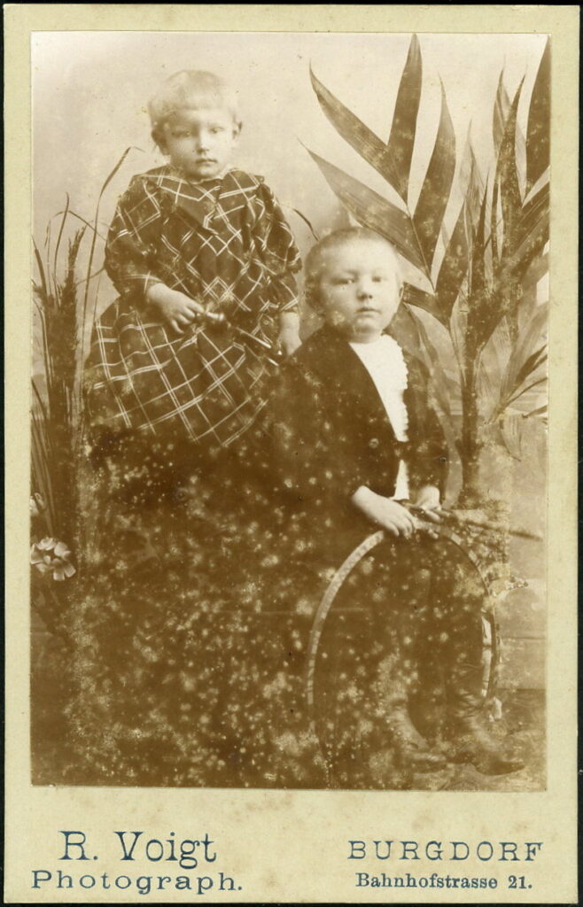 A monochrome photographic portrait from between 1865 and the 1920s taken by R. Voigt, Bahnhofstraße 21, Burgdorf