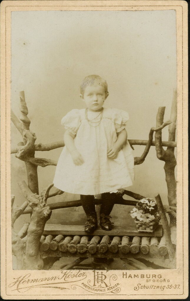 A monochrome photographic portrait from between 1865 and the 1920s taken by Hermann Köster, Schultzweg 35 / 37, Hamburg-St Georg, formerly Steinstraße 58, Hamburg-St Georg