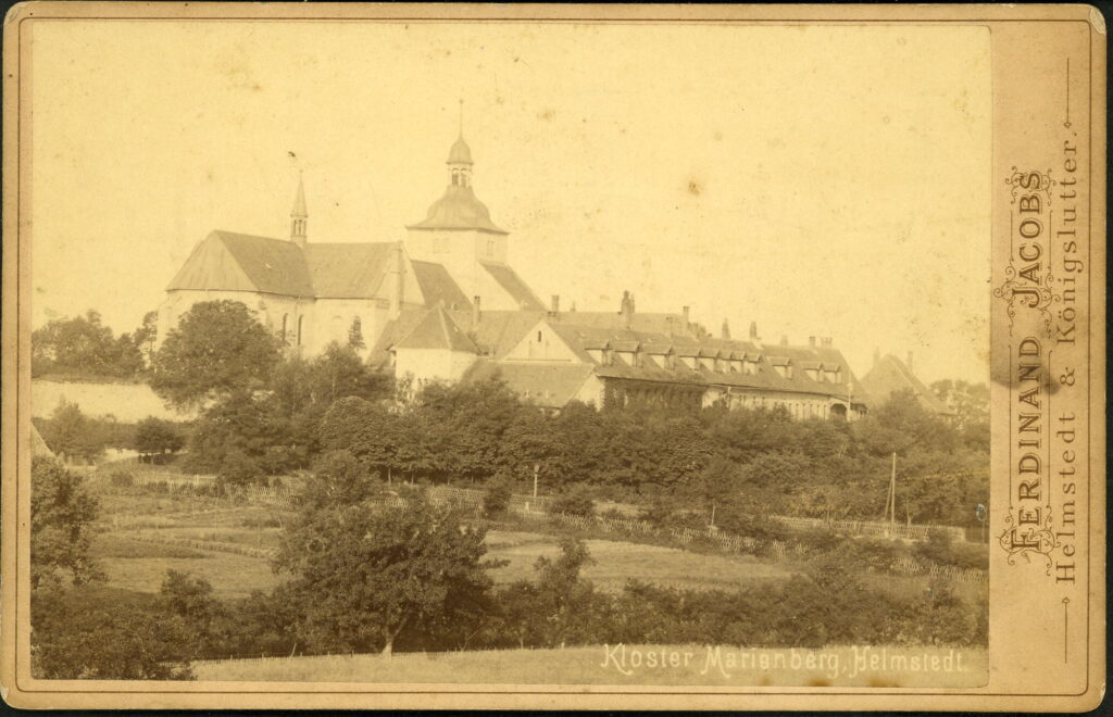 A monochrome photographic portrait from between 1865 and the 1920s taken by Ferdinand Jacobs, Kybitzstraße 3, Helmstedt and Königslutter
