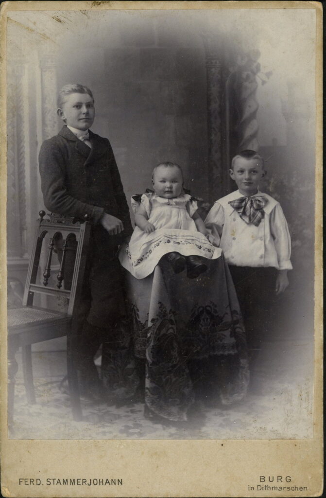 A monochrome photographic portrait from between 1865 and the 1920s taken by Ferd. Stammerjohann, Burg in Dittmarschen