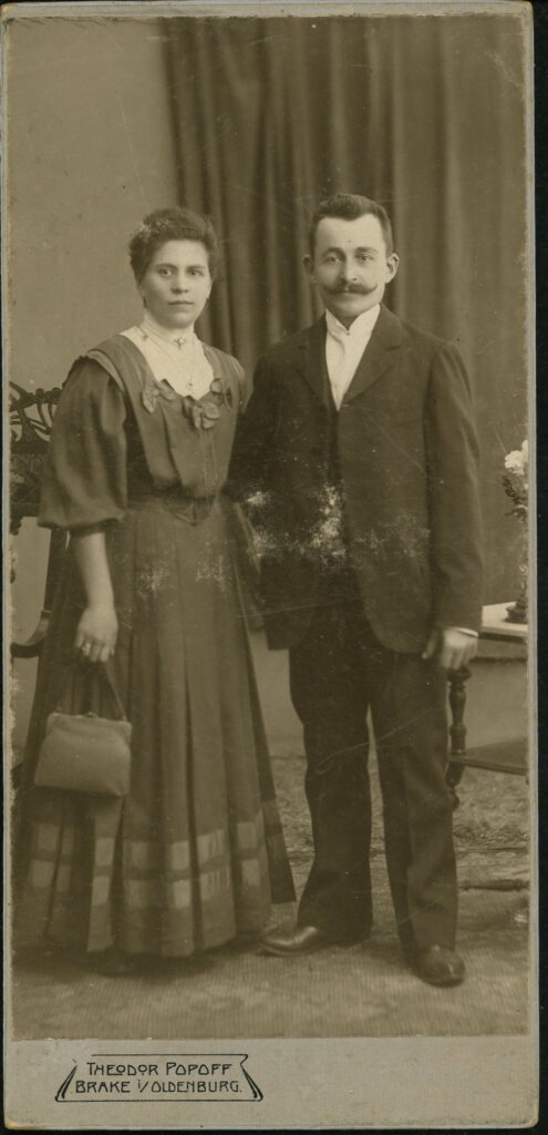 A monochrome photographic portrait from between 1865 and the 1920s taken by Theodor Popoff, Brake i. Old