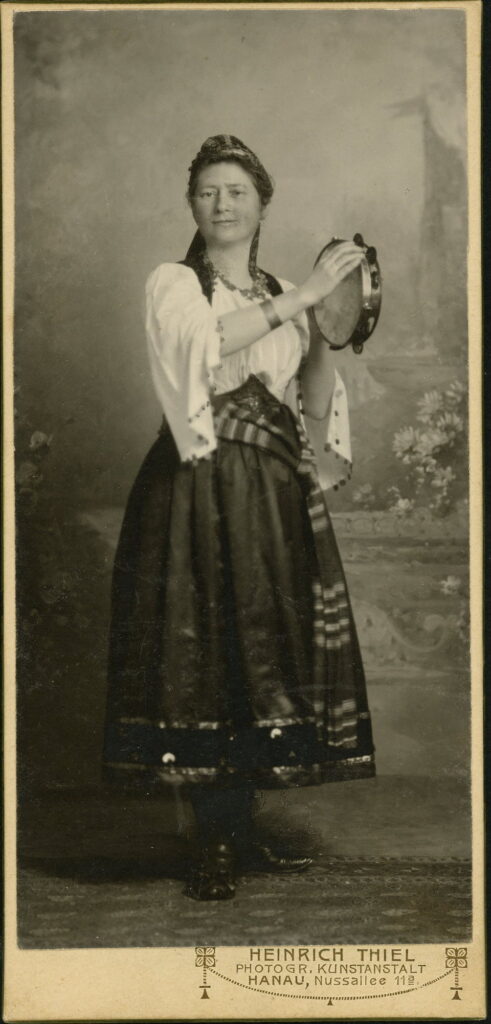 A monochrome photographic portrait from between 1865 and the 1920s taken by Heinrich Thiel Nussallee 11a, Hanau