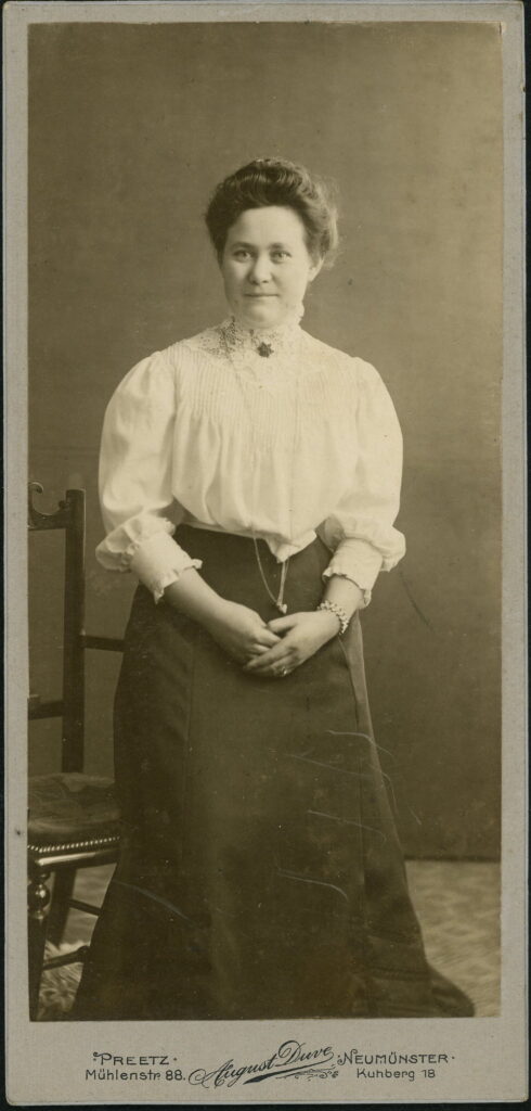 A monochrome photographic portrait from between 1865 and the 1920s taken by August Duve, Mühlenstraße 88, Preetz, Kuhberg 18, Neumünster