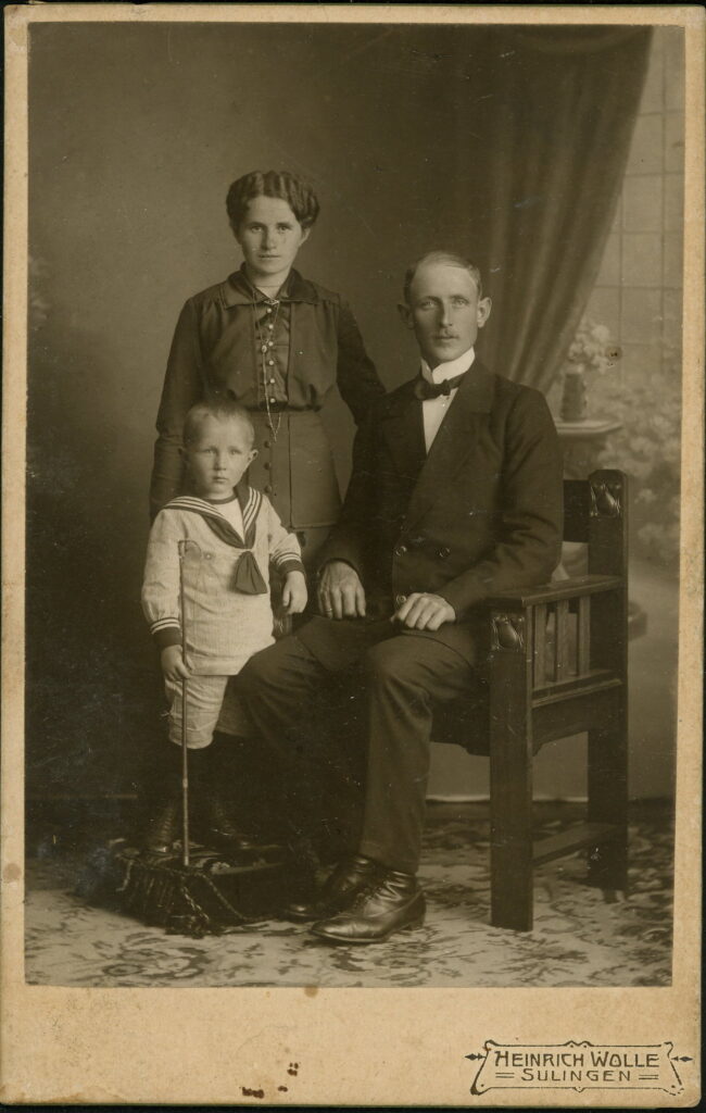A monochrome photographic portrait from between 1865 and the 1920s taken by Heinrich Wolle, Sulingen