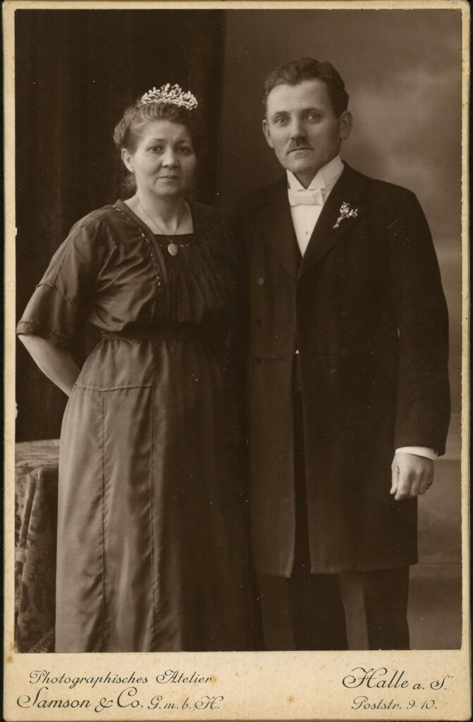 A monochrome photographic portrait from between 1865 and the 1920s taken by Samson & Co., Poststraße 9 / 10, Halle a. S.