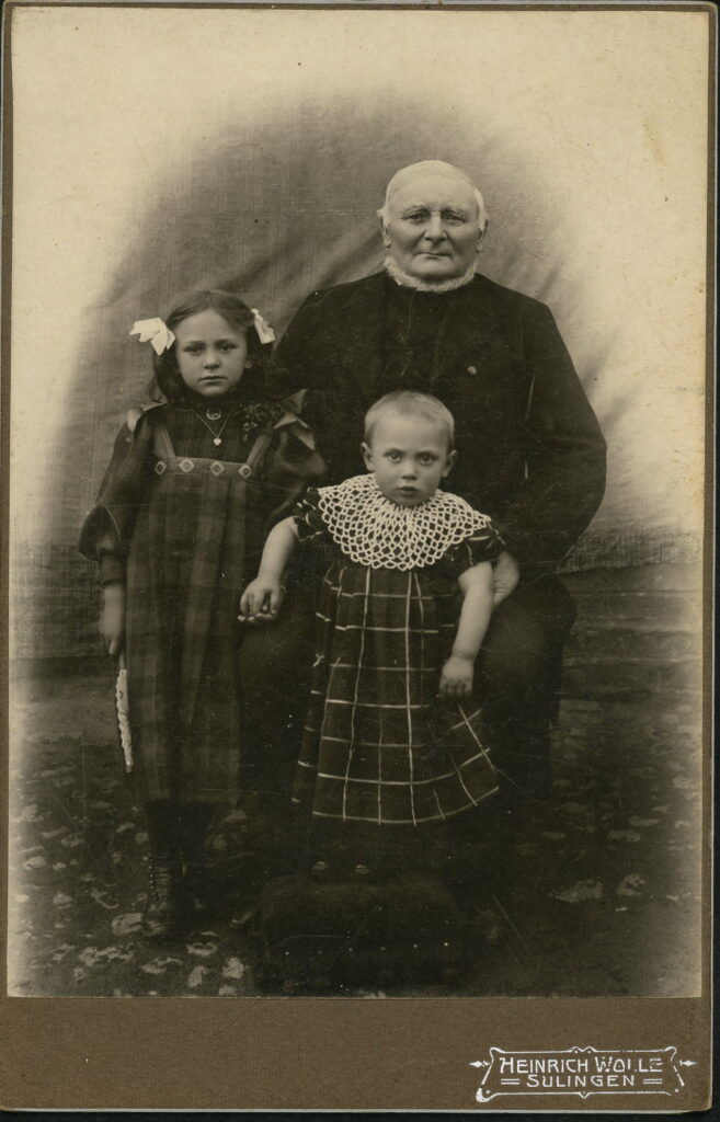 A monochrome photographic portrait from between 1865 and the 1920s taken by Heinrich Wolle, Sulingen